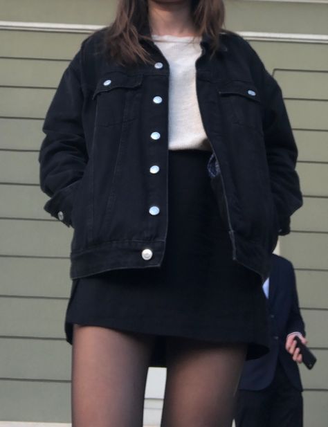 Black Curdory Jacket Outfit, Black Denim Skirt Fall Outfit, Black Jean Jacket Outfits Aesthetic, Black Courdory Jacket Outfit, Black Denim Jacket Outfit Aesthetic, Black Denim Jacket Outfit Winter, Cropped Black Denim Jacket Outfit, How To Style Black Denim Jacket, Black Corduroy Jacket Outfit