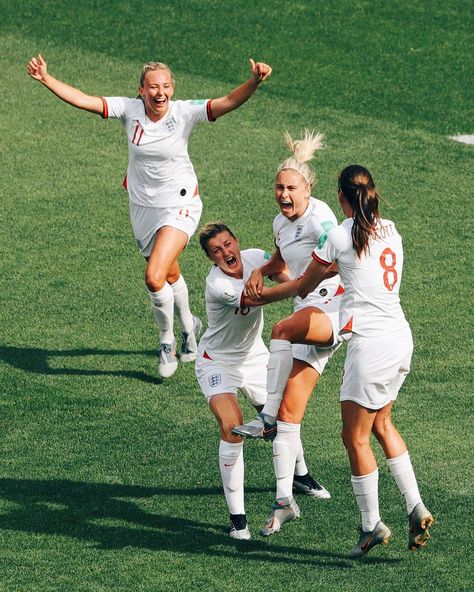 Soccer Team Celebration, D1 Womens Soccer, Lionesses Football Aesthetic, Football Girls Wallpaper, The Lionesses, Womens Football Aesthetic, Women’s Football, Lioness England, Lioness Football