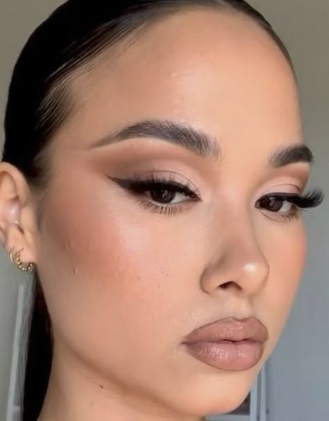 Very Easy Makeup, Recital Makeup, Soft Cut Crease, Winged Liner Makeup, Eye Makeup For Hooded Eyes, Cut Crease Eye Makeup, Black Smokey Eye Makeup, Crease Eyeshadow, Eye Makeup Cut Crease