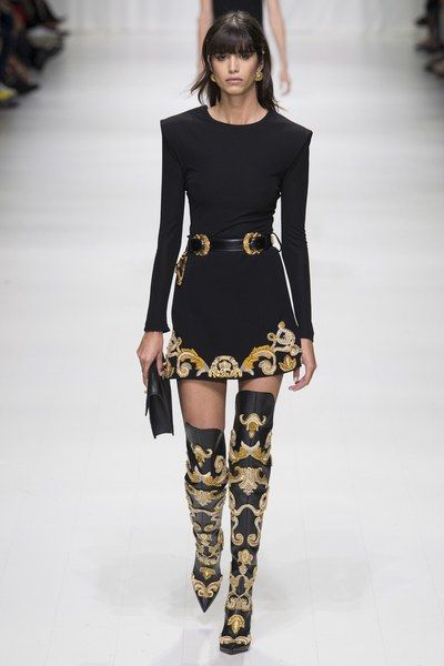 See the full Spring 2018 collection from Versace. Versace Spring, Anja Rubik, Versace Fashion, Donatella Versace, Spring Fashion Trends, Cat Walk, Naomi Campbell, Fashion 2018, Gianni Versace