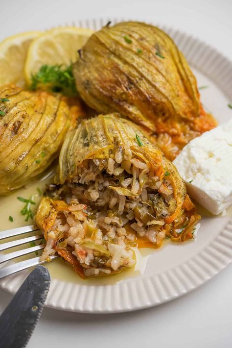 Rice Flower Recipes, Grape Leaf Recipes, Zucchini Flower Recipes, Greek Vegetarian Recipes, Greece Recipes, Stuffed Zucchini Flowers, Zucchini Side Dishes, Easy Baked Ziti, Greece Food