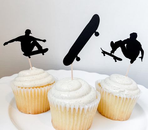 Skateboard Birthday Party Decoration, Skateboarding Birthday Party, Skateboard Party Ideas, Skateboard Party Theme, Vans Party, Skateboard Party Decorations, Skateboard Silhouette, Birthday Graffiti, Skateboard Cake