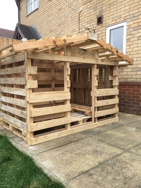 Pallet house Pallet Playhouse, Outdoor Pallet Projects, Pallet Building, Pallet Shed, Build A Playhouse, Pallet House, Woodworking For Kids, Wooden Pallet Projects, Outdoor Sheds