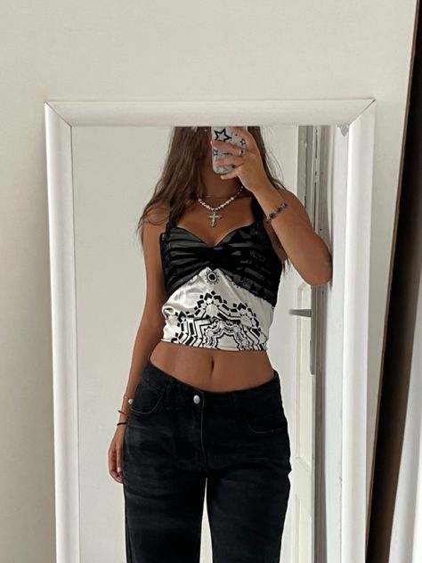 black wide jeans; black and white satin tank top; cross necklase; outfit inspiration Black Wide Jeans, Satin Tank Top, Wide Jeans, White Satin, Jeans Black, Outfit Inspirations, Tank Top, Satin, Tank Tops