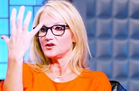 The 5 Second Rule That Tricks Your Brain Into Taking Action - Mel Robbins Mel Robbins 5 Second Rule, Counting Backwards, 5 Second Rule, Control Your Mind, Mel Robbins, Full Life, Taking Action, Looking For A Job, 5 Seconds