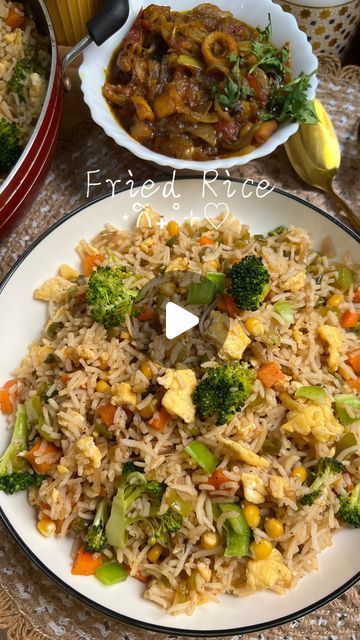 Malabar Menu on Instagram: "Restaurant Style Fried Rice 🤌🤍  Basmati rice 2 cup Egg 3 Onion 1/2 Crushed garlic 2 tbsp Green chilly 2  Carrot 1/2 cup Capsicum 1/2 cup Beans 1/2 cup Corn 1/4 cup Broccoli  Soy sauce 2 tbsp Tomato sauce 1 tbsp Hot sauce 1 tsp Pepper powder 2 tsp Vinegar 1 tsp Salt  That’s all you need; Enjoy ❤️  #friedrice #streetstyle #dinnerideas #restaurentstyle #dinnerrecipes #explore #cookingvideo #dinner #tiffinbox #friedricelover #lunchbox #egg #reelsinstagram #instafood #malayalamsong #streetfood #reelkarofeelkaro  fried rice, egg fried rice, dinner recipe, lunchbox, onepot rice, street style, chicken fried rice, mixed fried rice, veg rice, street food, street style fried rice, vegetable fried rice, easy recipes , dinner" Rice Easy Recipes, Rice Street Food, Restaurant Style Fried Rice, Fried Rice Dinner, Fried Rice Egg, Veg Fried Rice Recipe, Egg Restaurant, Bhatura Recipe, Veg Fried Rice