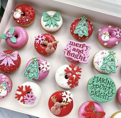 Donut Decorating Ideas, Fancy Donuts, Donut Flavors, Christmas Donuts, Donut Maker, Christmas Topper, Cute Donuts, Christmas Hot Chocolate, Making Spirits Bright