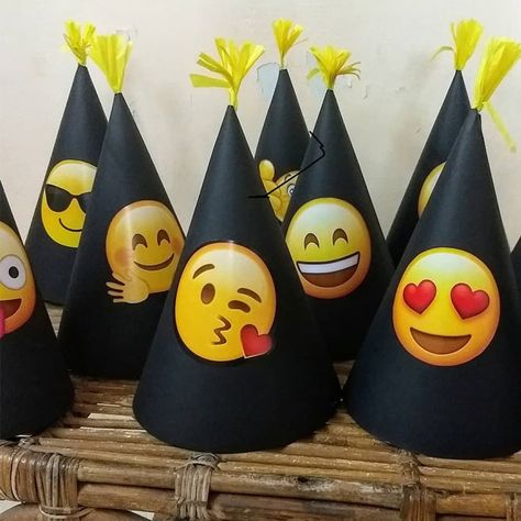 Emoji Party Hats Idea #emodjipartyhat Birthday, Christmas and other party hats for adults and for kids are gathered here! See more: https://glaminati.com/party-hat/ #partyhat #glaminati #lifestyle Emoji Birthday Party Ideas Decoration, Shopkins Party Decorations, Halloween Paper Bags, Emoji Hat, Diy Halloween Masks, Paper Plate Animals, Emoji Birthday Party, Paper Party Decorations, Paper Bag Puppets