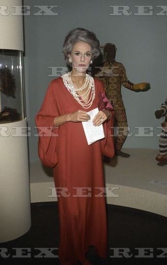 Babe Paley in Halston caftan with ropes of pearls.  Yes! Babe Paley, Ladies Who Lunch, Slim Aarons, Fade Styles, Vintage Portraits, Vintage Glamour, Style Icon, Classy Outfits, Beautiful Outfits