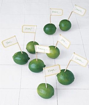 Clever Table Top Decor https://thoughtfullysimple.com/alternative-ways-to-dress-your-table-top/ Placecard Ideas, Mexican Fiesta Party, Tafel Decor, Mexican Party Theme, Entertainment Ideas, Fiesta Theme, 5 De Mayo, Fiesta Birthday, Beautiful Table Settings