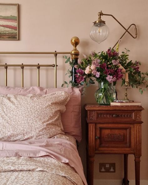 Facebook 1930s House Interior Bedroom, Edwardian House Bedroom, Edwardian Bedroom Ideas, Pink And Green Victorian Bedroom, Edwardian House Interior Master Bedrooms, Edwardian Bedroom, Spare Room Decor, Victorian Floral Wallpaper Bedroom, Edwardian Bedside Tables