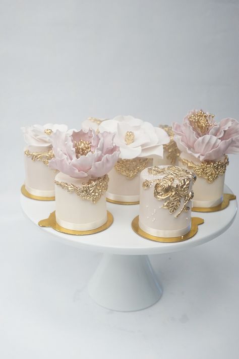 Mini Cakes Wedding Favors, Mini Cakes For Wedding Guests, Tall Mini Cake, Individual Mini Cakes, Mini Square Cakes, Mini Flower Cake, Mini Cake Ideas, Individual Wedding Cakes, Eid Cupcakes