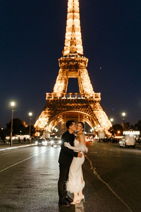 Ideas & Inspiration for couple editorial photoshoot in Paris Eiffel Tower Night Photoshoot, Paris Wedding Photos, Paris Couple Photoshoot, Paris Moodboard, Eiffel Tower Wedding, Photoshoot Paris, Paris Engagement Photos, Paris Shooting, Paris Shoot