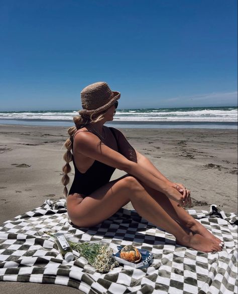 Bucket Hat Beach Outfit, Bucket Hat Hairstyles, Bubble Braid Hairstyle, Bucket Hat Beach, Checkered Blanket, Beach Bucket Hat, Bucket Hat Outfit, Bubble Braid, Braid Hairstyle