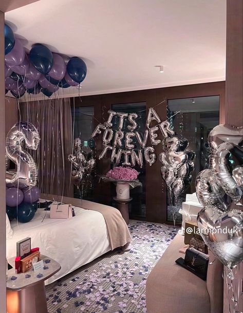 Hotel Room For Girlfriend Birthday, Birthday Hotel Room Decorations For Her, Proposal Ideas Hotel Room, Nye Hotel Room Decor, Decorated Hotel Room For Girlfriend With Gifts, Decorated Hotel Room For Girlfriend, Balloons Bedroom Surprise, Decorated Hotel Room For Girlfriend Birthday, Decorated Hotel Room For Anniversary