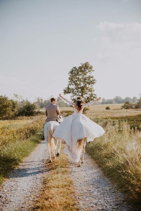 Wedding Theme Country, Horse Riding Wedding, Wedding Ride, Wedding In The Country, Horses Wedding, Horseback Wedding, Weddings With Horses, Wedding Ideas With Horses, Wedding Horses