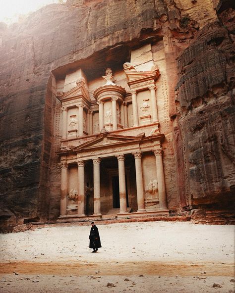 🛕Tales from Petra 🛕 . . . . #outdoortones #moods__in_frame #unlimitedplanet #wildernessculture #wadirum #escapeandwonder #eclectic_shotz #wildernesstones #earthoutdoors #wandermore #earthytones #wanderout #naturephotography #discovernature #depthsofearth #stayandwander #roamtheplanet #jordan #earth #planetopedia #desert #earthpix #madewithlightroom #travelphotography #dune #bevisuallyinspired #visitjordan #artofvisuals Desert Nomad Aesthetic, Desert Nomad, Wadi Rum, Earthy Tones, Planets, Visual Art, Travel Photography, Nature Photography