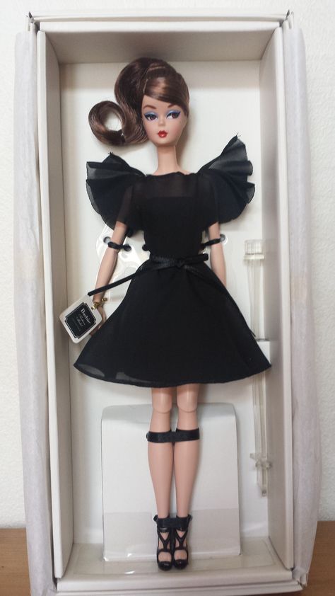 Fashion Model Barbie, Barbie Black Outfit, Barbie Fashion Model Collection, Classic Barbie Outfits, Barbie Outfits Black, Barbie Black Dress, Barbie In Black, Styling Blazer, Barbie Doll Outfits