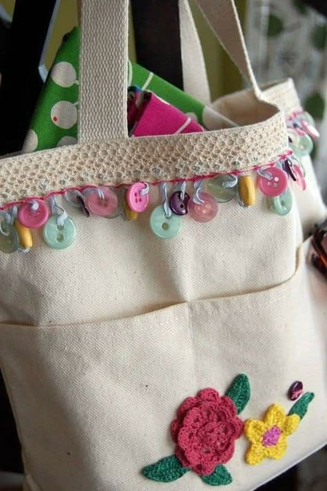 Trendy Sewing, Tote Bags Sewing, Costura Diy, Embroidery Bags, Sewing Purses, Patchwork Bags, Decorative Trim, Button Crafts, Diy Couture