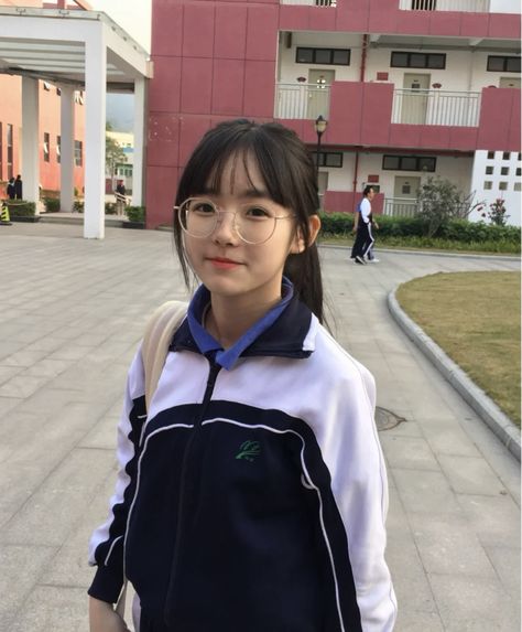 China Girl Outfit, Chinese School Uniform Girl, China School Uniform, Popular Girl Aesthetic High School, Korean High School Student, Chinese School Uniform, School Sports Outfits, Korean Highschool, China School