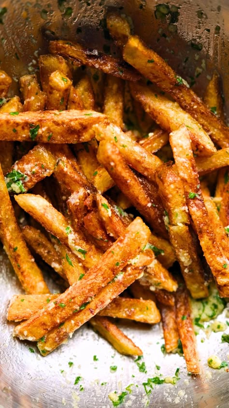 Crispy Garlic Parmesan Fries | Food By Remi Rosemary Parmesan Fries, Food By Remi, Pom Frites, Season Fries Recipe, Homemade Garlic Fries, Garlic Parm Fries, Garlic Parmesan French Fries, Double Fried French Fries, Parm Fries