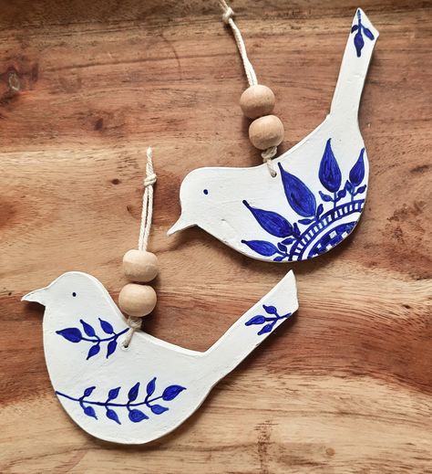 Clay Bird Ornaments, Clay Lesson, Pottery Ornaments, Clay Birds, Clay Bird, Stone Art Painting, Air Dry Clay Projects, Clay Wall Art, Pottery Handbuilding