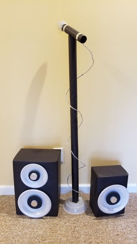 Cardboard Speakers Boxes, Microphone Stand Diy, How To Make A Microphone Prop, Cardboard Microphone, Diy Mic Stand, Paper Microphone, Cardboard Instruments, Microphone Craft, Diy Microphone