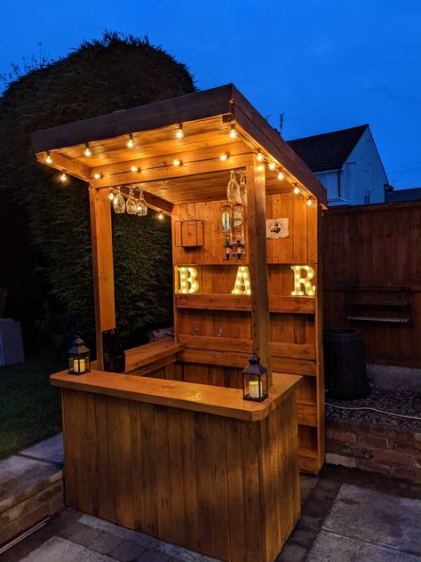 Palet Bar, Bar Outdoor Design, Casa Hobbit, Summer Deck, Yard Ideas Cheap, Terrasse Design, Yard Ideas Backyard, Diy Outdoor Bar, Outside Bars