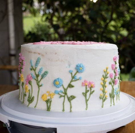 Wildflower Cake Design, Wildflower Theme Cake, Wildflower 1st Birthday Cake Smash, Wildflower Cake Smash, Wildflower Cake Ideas, Wildflower Smash Cake, Cake With Wild Flowers, Wildflower Birthday Cake, Wild Flower Cake