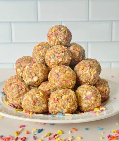 These birthday cake protein balls are jam packed with protein, fiber, iron, and have a fun birthday flare to them. Wedding Cake Protein Balls, Birthday Cake Oatmeal Balls, Protein Balls Birthday Cake, Healthy Birthday Cake Protein Balls, Protein Balls With Vanilla Protein, Birthday Cake Protein Bar, Confetti Protein Balls, Cookie Butter Protein Balls, Birthday Protein Balls