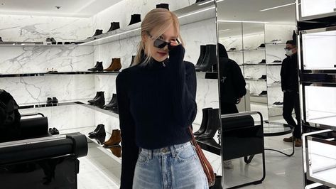 BLACKPINK‘s Rosé wore a top-to-toe Saint Laurent outfit in her latest Instagram post shared on November 3rd. Her look is absolutely stunning and luxe.  She picked a figure-hugging turtleneck sweater in black and styled it with a pair of high-rise straight-leg jeans. The bag Rosé chose for her look is the structured and sophisticated Le […] The post BLACKPINK Rosé Looks Absolutely Stunning And Luxe In Her Recent Instagram Outfit appeared first on InkiStyle. Rose Bp Sharpen, Rose Cute, Rosé Blend, Rose Bp, Rosie Posie, Rose Park, Rose Icon, Rose Blackpink, Jennie Jisoo