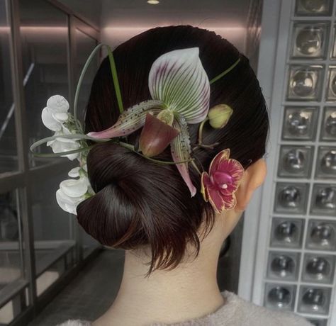 Sanggul Modern, Flower Bun, Hair Reference, Floral Hair, Prom Hair, Bun Hairstyles, Pretty Hairstyles, Flowers In Hair, Hair Looks