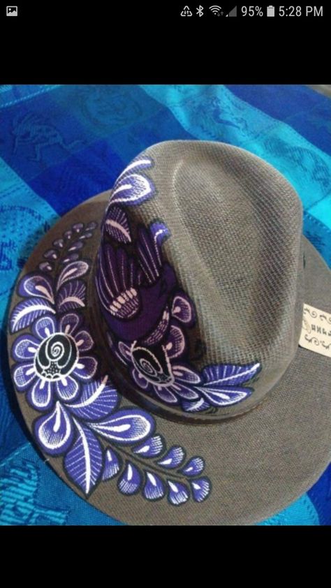 Painted Straw Hats, Decorated Hats, Hats Ideas, Painted Clothes Diy, Happy Hat, Clothing Upcycle, Painted Hats, Diy Hat, Hat Ideas