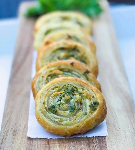 18 Easy Phyllo Dough and Puff Pastry Recipes to Wine and Dine Philo Dough, Easy Puff Pastry Recipe, Puff Pastry Pinwheels, Savory Puff Pastry, Phyllo Dough Recipes, Phyllo Recipes, Puff Pastry Appetizers, Pastry Appetizer, Pasta Fillo