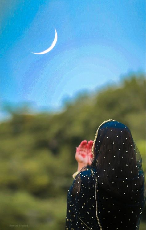 Girl best photoghraphy desi eid dupatta moon chaand raat dua wish wallpaper Eid Mubarak Girls Dps, Chaand Raat Aesthetic, Dua Picture, Eid Dp, Wish Wallpaper, Mehndi Pics, Chaand Raat, Islamic Months, Happy Birthday Bestie Quotes