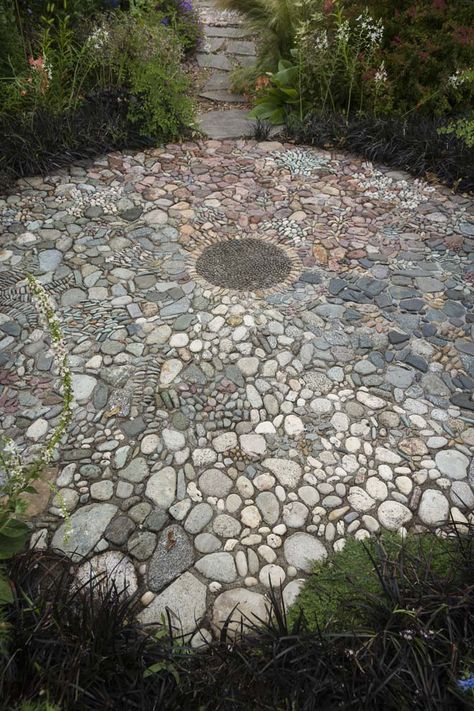 Garden Walkway, Stone Path, Garden Yard Ideas, Mosaic Garden, Garden Pathway, Side Yard, Plants And Flowers, Patio Stones, Back Garden