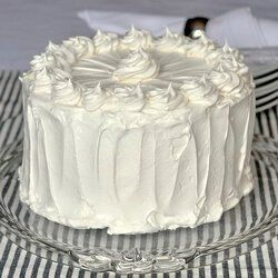 Black and White Cake. An all time kid favourite among our family and friends. A easy one-bowl chocolate cake covered in plenty of fluffy marshmallow frosting is sure to please kids of all ages. Marshmallow Frosting Recipes, Marshmallow Icing, Black And White Cake, Marshmallow Frosting, Rock Recipes, Icing Frosting, Dessert Aux Fruits, Cupcake Frosting, Cake Icing