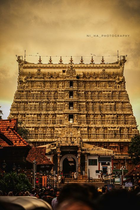 Sree padmanabha Swamy Temple in Trivandrum Kerala is the world's Richest Temple Canon Photography Canon 80D HD Wallpaper for mobile Padmanabhaswamy Temple Photography, Shree Padmanabhaswamy Temple, Kerala Aesthetic Photography, Kerala Temple Aesthetic, Padmanabhaswamy Images, Kerala Temple Photography, Kerala Wallpaper, Thanjai Periya Kovil Wallpaper, Aesthetic Kerala