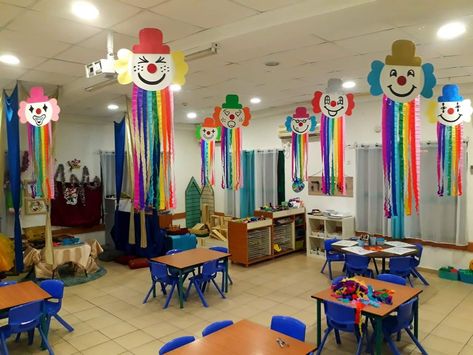 Carnival Classroom, Theme Carnaval, Carnival Crafts, Circus Crafts, Halloween Circus, Carnival Themed Party, Classroom Decor Themes, Preschool Arts And Crafts, Preschool Art Activities