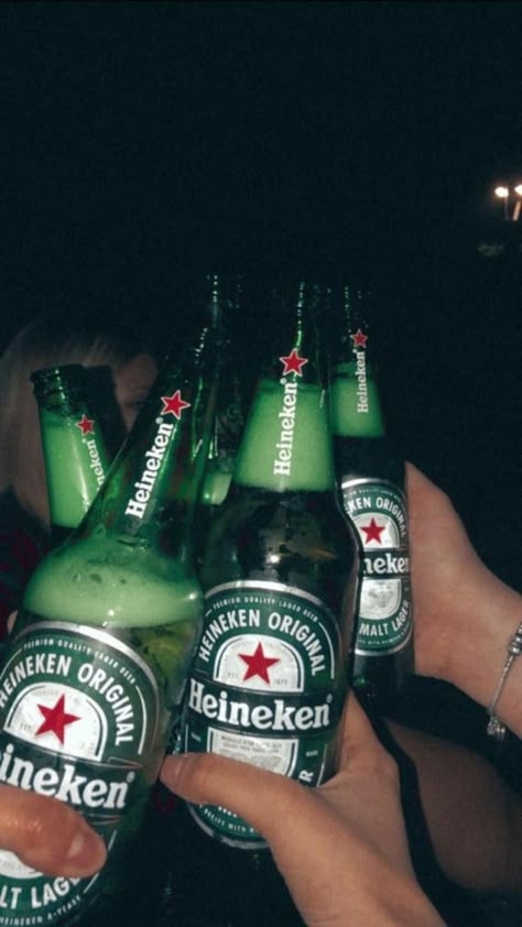 Drinking Snacks, Beer Heineken, Human Body Crafts, Aesthetic Alcohol, Byob Party, Drinking Ideas, Beer Artwork, Beer Bottle Cap Crafts, Heineken Beer