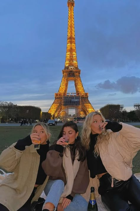 Europe Trip With Best Friend, Paris Trip With Friends, Paris Photo Inspiration, Pictures To Take In Paris, Friends In Paris Aesthetic, Paris Outfits March, Europe Girls Trip, Paris Fall Aesthetic, Paris Inspo Pictures