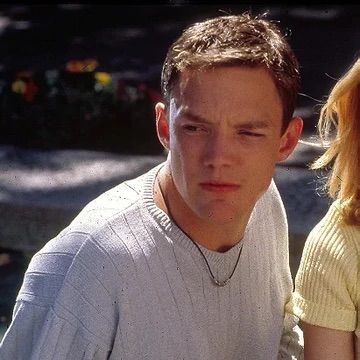 Woodsboro High School, Scream Halloween Costume, Scream Outfits, Stu Macher, Scream Characters, Matthew Lillard, Scream Cast, 26 Years Old, Neve Campbell