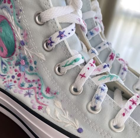 Diy Converse Ideas, Embroidered White Converse, Embroider Converse, Shoe Embroidery Ideas, Converse Embroidery Ideas, Embroidery On Converse, Embroidered Shoes Diy, Converse White High Tops, Embroidered Converse High Tops