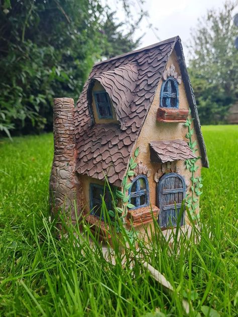 Diy Cotswold Miniature Cottage made out of cardboard Cardboard Cottage, Miniature Cardboard, House Cardboard, Craft Cardboard, Wedding Picnic, Miniature Cottage, Cotswold Cottage, Cardboard Craft, House Cottage