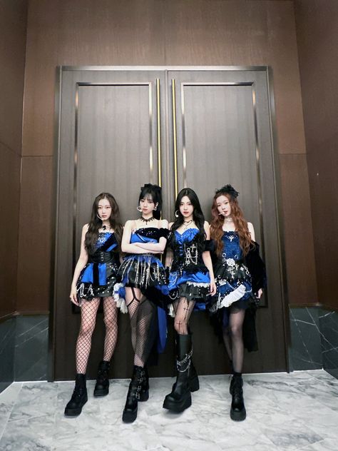 Giselle Winter, Winter Ningning, Karina Giselle, Kpop Concert Outfit, Aespa Karina, Concert Fits, Group Photo, Black Mamba, Brown Sweater