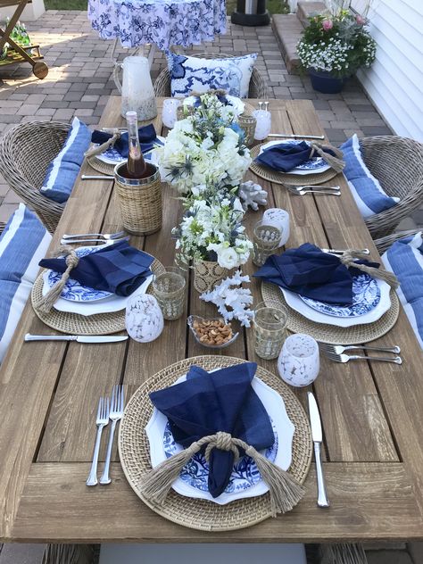 Hamptons Table Setting, Blue And White Coastal, Blue Table Settings, White Table Settings, Summer Table Settings, Beach Table, Tafel Decor, Dinner Party Table, Party Table Settings