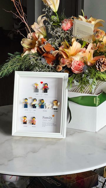 Lego Family Portrait, Lego Frame Diy, Personalized Lego Figures, Lego Family Frame, Lego Frames Ideas, Lego Shadow Box Ideas, Lego Diy Gifts, Lego Quotes, Lego Gift Ideas