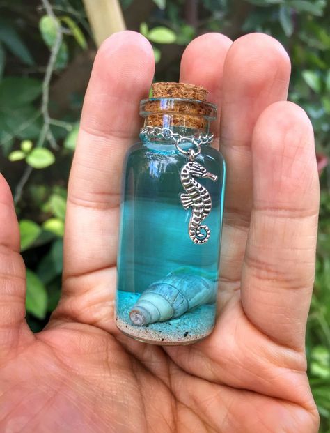 Ocean Terrarium Ideas, Mini Glass Bottle Crafts, Mini Bottle Art, Beach Themed Crafts, Nautical Crafts, Tiny Jars, Mini Glass Bottles, Why Don't We, Diy Jar Crafts