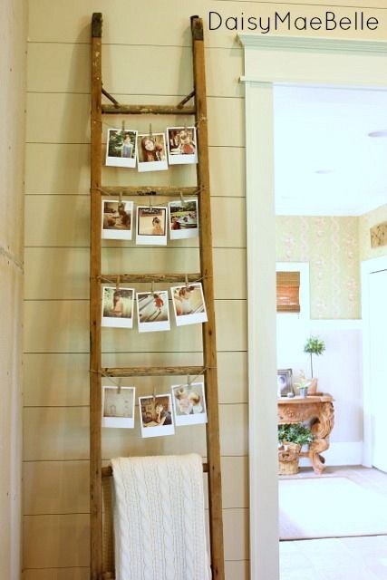 Vintage Ladder Photo Display How to Decorate with Vintage Ladders {20 Ways to Inspire} Vintage Ladder Decor, Old Ladder Decor, Old Ladder Ideas, Wooden Ladder Decor, Old Wooden Ladders, Wooden Blanket Ladder, Old Ladder, Vintage Ladder, Diy Ladder