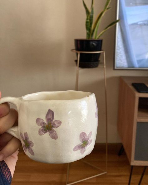 Ceramic Cafe, Diy Pottery Painting, Pottery Painting Designs, Pretty Mugs, Diy Ceramic, Keramik Design, Pottery Crafts, Diy Pottery, Ceramics Pottery Art